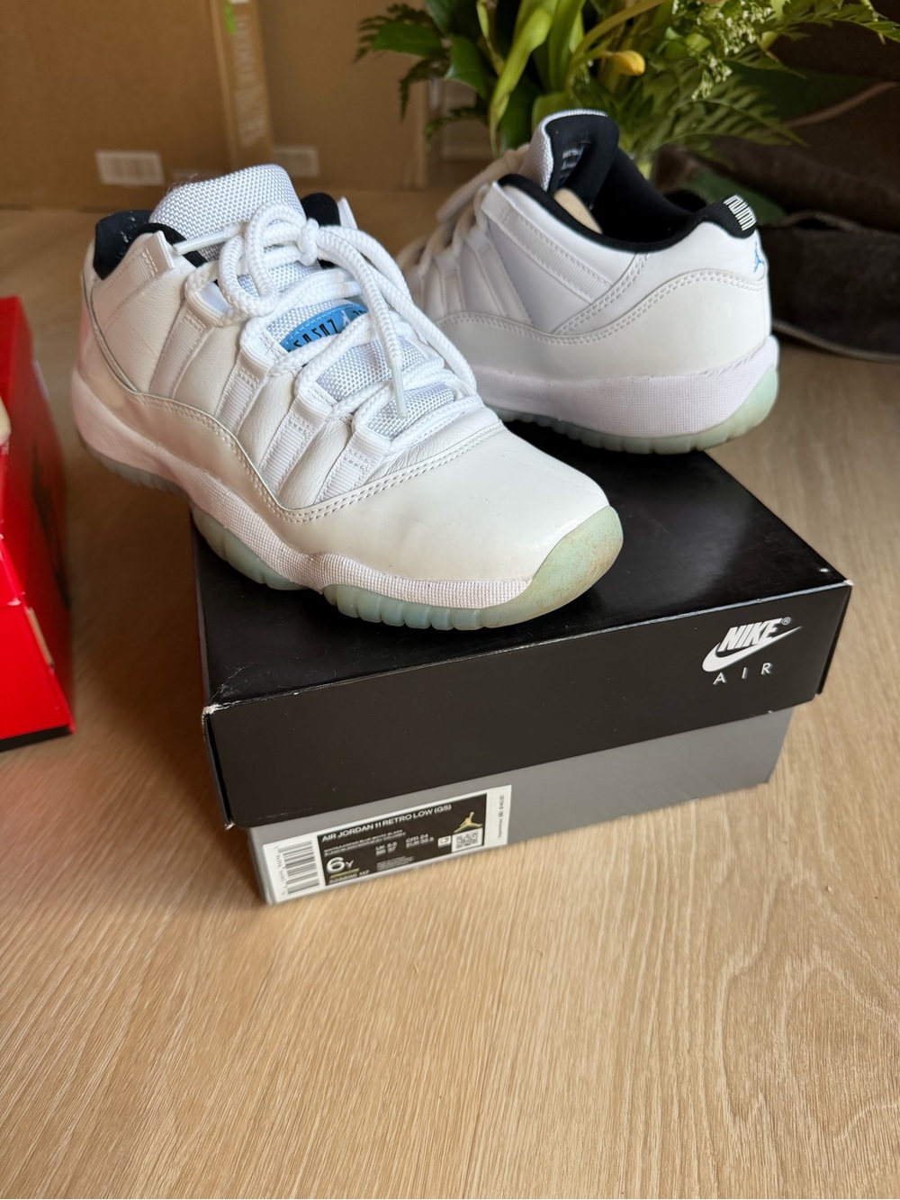 Nike Kids White Low-Top Sneakers with Light Green Outsoles size: 6